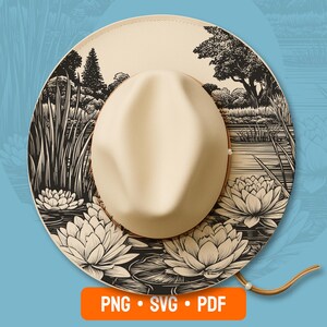 Puede incluir: Un sombrero beige de ala ancha, con una ilustración en blanco y negro de una escena de estanque con nenúfares y árboles. El sombrero tiene una banda de cuero marrón claro y una correa para la barbilla. La parte inferior de la imagen tiene el texto "PNG • SVG • PDF".