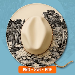 Puede incluir: Un sombrero color crema con ala ancha que presenta una ilustración en blanco y negro de un estanque con nenúfares y hierba alta. El sombrero tiene una corona beige y una correa de barbilla de cuero marrón. También incluye el texto "PNG • SVG • PDF".
