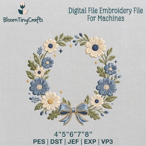 Könnte beinhalten: Eine digitale Stickdatei mit einem kreisförmigen Kranz aus cremefarbenen und blauen Blumen, grünen Blättern und kleinen goldenen Sternen. Unten ist eine blaue Schleife gebunden. Text: BloomTinyCrafts, Digital File Embroidery File For Machines, 4" 5" 6" 7" 8", PES | DST | JEF | EXP | VP3.