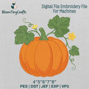 Pode incluir: Um arquivo de bordado digital apresentando uma abóbora laranja com folhas verdes, vinhas e flores amarelas. O texto diz: BloomTinyCrafts, Digital File Embroidery File For Machines, 4" 5" 6" 7" 8", PES | DST | JEF | EXP | VP3.