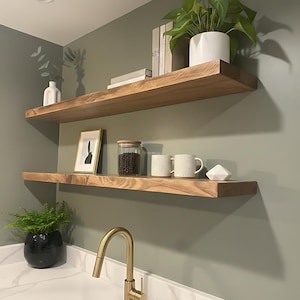 Puede incluir: Un juego de tres tazas de cerámica con un acabado mate moteado. Las tazas son de color crema, gris claro y gris oscuro. Cada taza tiene un diseño simple y minimalista, perfecto para café o té.