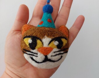 Naaldvilten kattenhanger, feestelijk feesthoedje kittenornament, autospiegelbedel, label verjaardagscadeau