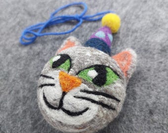 Naaldvilten hanger grijze kat, feestelijk feestmuts kittenornament, autospiegelbedel