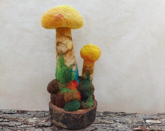 Naaldvilten gele paddenstoel duo, boskunstobject, gezellige inrichting kinderkamer, boekenplank metgezel, Cottagecore-cadeau