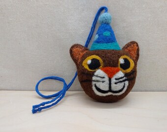Naaldvilten kattenhanger, feestelijk feesthoedje kittenornament, autospiegelbedel, label verjaardagscadeau