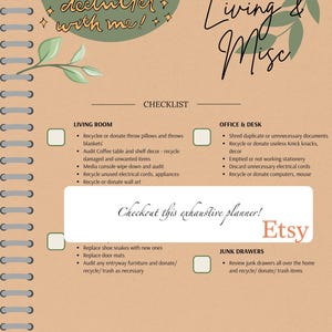 Pode incluir: Uma p&aacute;gina de planejador bege com uma lista de verifica&ccedil;&atilde;o para organizar a sala de estar, o escrit&oacute;rio e as gavetas de lixo. A p&aacute;gina inclui o texto "declutter with me!" e "Living & Misc." em escrita elegante. O logotipo do Etsy &eacute; vis&iacute;vel.