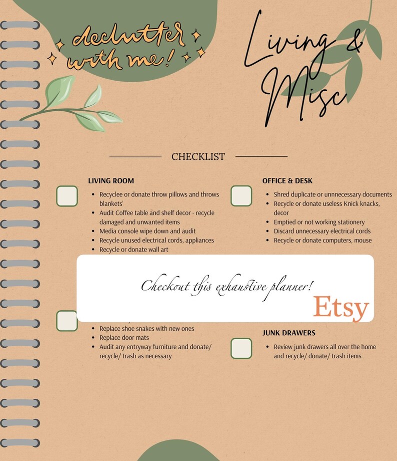 Pode incluir: Uma p&aacute;gina de planejador bege com uma lista de verifica&ccedil;&atilde;o para organizar a sala de estar, o escrit&oacute;rio e as gavetas de lixo. A p&aacute;gina inclui o texto "declutter with me!" e "Living & Misc." em escrita elegante. O logotipo do Etsy &eacute; vis&iacute;vel.