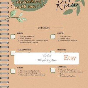 Pode incluir: Um checklist bege para desocupar a cozinha com encaderna&ccedil;&atilde;o em espiral. O checklist inclui se&ccedil;&otilde;es para pratos, cozinha, caixas para viagem, medicamentos, despensa e eletrodom&eacute;sticos. O logotipo do Etsy &eacute; apresentado.