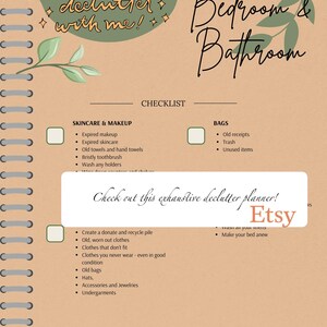 Pode incluir: Um planejador de organiza&ccedil;&atilde;o bege com o texto "declutter with me!" e "Bedroom & Bathroom." A lista de verifica&ccedil;&atilde;o inclui categorias de cuidados com a pele, maquiagem e bolsas. O logotipo do Etsy &eacute; vis&iacute;vel. O planejador &eacute; encadernado em espiral.
