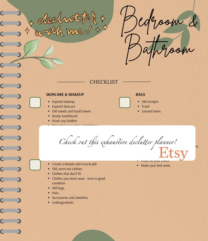 Pode incluir: Um planejador de organiza&ccedil;&atilde;o bege com o texto "declutter with me!" e "Bedroom & Bathroom." A lista de verifica&ccedil;&atilde;o inclui categorias de cuidados com a pele, maquiagem e bolsas. O logotipo do Etsy &eacute; vis&iacute;vel. O planejador &eacute; encadernado em espiral.