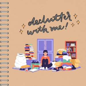 Pode incluir: Ilustra&ccedil;&atilde;o de uma pessoa rodeada de desordem, com o texto "declutter with me!". A imagem apresenta pilhas de livros, caixas e um arm&aacute;rio. A pessoa parece sobrecarregada com a bagun&ccedil;a.