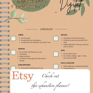 Pode incluir: Um planejador de lista de verifica&ccedil;&atilde;o de organiza&ccedil;&atilde;o digital com o texto "declutter with me!" e "Digital". O planejador inclui se&ccedil;&otilde;es para caixa de entrada, fotos, assinaturas, m&iacute;dias sociais, aplicativos e arquivos e &aacute;rea de trabalho. O logotipo do Etsy &eacute; vis&iacute;vel.