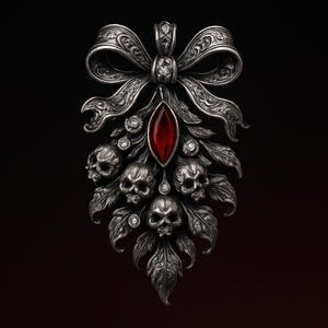 Puede incluir: Colgante plateado con un lazo, hojas y cinco calaveras. Una gema roja ovalada está en el centro del diseño, con pequeños adornos redondos. El colgante tiene una estética gótica oscura.
