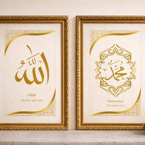 Puede incluir: Dos impresiones artísticas enmarcadas con caligrafía dorada sobre fondo crema. Una dice "Allah, The One and Only" y la otra "Muhammad, The Praised One". Los marcos son dorados con detalles ornamentados.