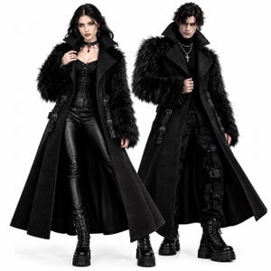 Può includere: Un lungo cappotto nero con maniche in pelliccia sintetica, un ampio colletto e diverse cinghie con fibbia sui lati. Il cappotto è indossato sopra pantaloni e un top neri, abbinato a stivali con plateau neri, creando un insieme scuro e stratificato.