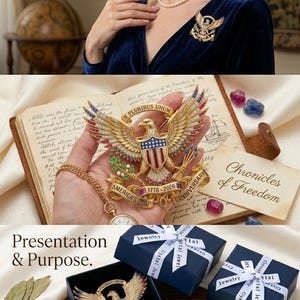 Pu&ograve; includere: Una spilla a forma di aquila color oro con dettagli in smalto rosso, bianco e blu, uno scudo e un nastro con il testo E PLURIBUS UNUM, AMERICA'S 250TH e 1776-2026 ANNIVERSARY. La spilla &egrave; presentata in una scatola regalo blu navy con nastro bianco.