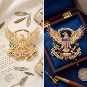 Pu&ograve; includere: Una spilla a forma di aquila color oro con strass trasparenti sulle ali e uno scudo smaltato in rosso, bianco e blu. Il design include nastri con le scritte E PLURIBUS UNUM e AMERICA'S 250TH ANNIVERSARY con le date 1776-2026 al centro.