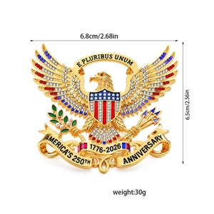 Pu&ograve; includere: Un emblema a forma di aquila in metallo dorato con accenti in smalto rosso, bianco e blu e strass trasparenti. Riporta il testo E PLURIBUS UNUM e AMERICA'S 250TH ANNIVERSARY 1776-2026. Misura 6,8 cm per 6,5 cm e pesa 30 grammi.