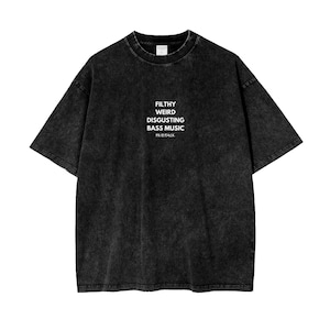 Puede incluir: Camiseta negra con lavado ácido y las palabras "FILTHY WEIRD DISGUSTING BASS MUSIC" en letras blancas. La camiseta tiene cuello redondo y mangas cortas. La marca "PRIEMACK" está impresa debajo.
