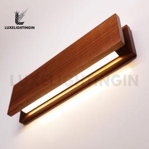 Apliques de pared de madera de nogal hechos a mano, luz LED minimalista con cableado, luz de tocador, lámpara lineal de madera, apliques industriales, 30x4x8 cm