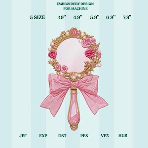 以下が含まれることがあります： ミシン刺繍のデザインで、リボン、バラ、真珠が付いたピンク色の手鏡が特徴です。 デザインサイズは9.9 cm、12.4 cm、15 cm、17.5 cm、20.1 cmです。 上部には「EMBROIDERY DESIGN FOR MACHINE」という文字があります。