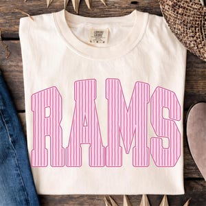 Carneros PNG, Carneros a rayas rosas PNG, Sublimación de mascota preppy, Espíritu de equipo para el día del partido, Atuendo retro para aficionados a los deportes