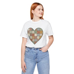 Patchwork-Herz-T-Shirt, Cottagecore-Grafik-T-Shirt, gestepptes Karohemd im Vintage-Bauernhausstil, rustikale Herbstkleidung, Geschenk für Quilter, Grandmacore