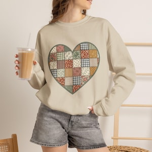 Patchwork Heart Sweatshirt, Vintage Quilt Graphic Top, Cozy Cottagecore Sweater, Autumn Jumper, Country Chic Pullover, Grandmacore Shirt