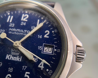 HAMILTON Khaki 9823 Automatikuhr | Blaues Kronenzifferblatt, Marine-Sonnenstrahl | Abschlussgeschenk (Box enthalten)