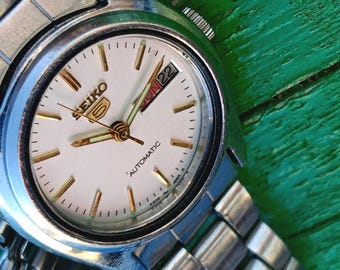 Vintage Seiko 5 Automatic Watch – White Dial Gold Accents, Mid-Size Jewelry Watch