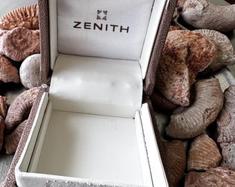 Vintage Zenith ovale Uhrenbox – Rotes Kunstleder, goldene Streifen, Seideninnenausstattung