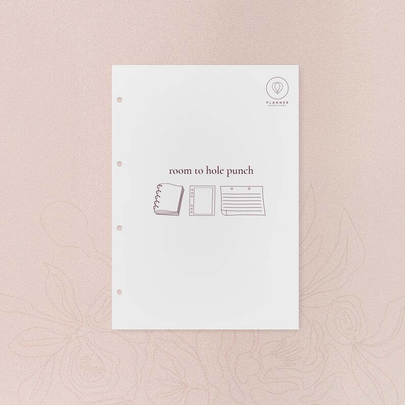 Puede incluir: Una hoja de papel de planificador blanca con tres agujeros, con el texto "room to hole punch" e ilustraciones de un cuaderno, un cuadrado y una hoja rayada. Una logotipo en la esquina superior derecha.