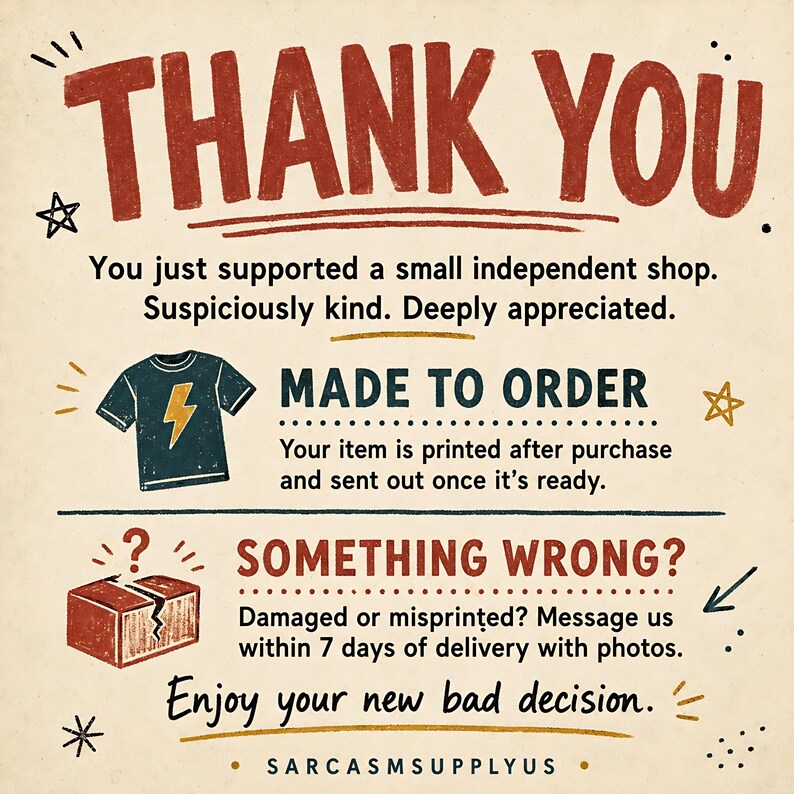 Pu&ograve; includere: Una scheda informativa beige con testo rosso e blu scuro. Riporta THANK YOU, MADE TO ORDER e SOMETHING WRONG? con illustrazioni di una t-shirt con un fulmine, una scatola danneggiata e il testo Enjoy your new bad decision. SARCASMSUPPLYUS.