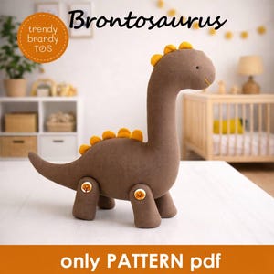 Puede incluir: Un juguete de peluche Brontosaurus marrón con detalles amarillos en la espalda. El juguete tiene un cuello largo y una cara sonriente. El texto "Brontosaurus" está encima del juguete y "only PATTERN pdf" debajo.