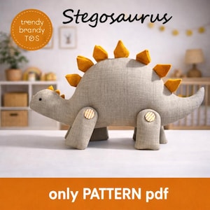 Könnte beinhalten: Ein Stofftier-Dinosaurier Stegosaurus in grau mit gelben Akzenten. Der Dinosaurier hat einen abgerundeten Körper, vier Beine und einen langen Schwanz. Das Bild enthält den Text "Stegosaurus" und "only PATTERN pdf".