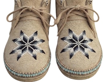 Mocasines minimalistas de gamuza con cuentas hechas a mano en blanco y negro con diseño de estrella matutina.