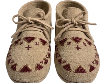 Handcrafted Suede Moccasins – Intricate Geometric Star Beadwork – Traditional Native American Style Leather Slippers