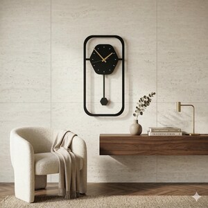 Puede incluir: Un moderno reloj de pared negro con un diseño geométrico cuelga de una pared de color claro. El reloj tiene un marco rectangular, una esfera hexagonal y manecillas doradas. También se ve una silla beige con una manta y una estantería de madera.