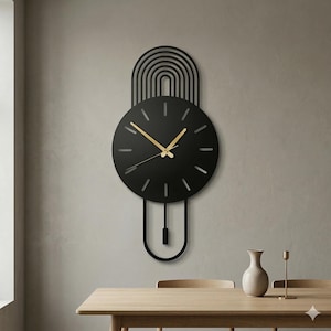 Peut inclure: Une horloge murale noire moderne au design unique. L'horloge présente un cadran circulaire avec des aiguilles dorées et une base en forme de pendule. Le haut a un design en arc. L'horloge est fixée sur un mur de couleur neutre.