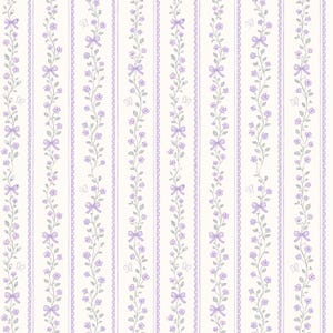 Può includere: Un motivo ripetuto con strisce verticali in bianco sporco e lavanda. Il design include viti floreali con piccoli fiori viola, fiocchi di lavanda e farfalle. Le strisce sono separate da un bordo smerlato.