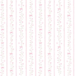 Puede incluir: Papel pintado blanco con rayas verticales. Cada raya presenta una vid floral con flores rosas, lazos y mariposas. Bordes rosas con encaje separan las rayas florales.