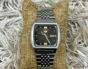 Orologio automatico vintage Seiko 5 "TV Dial" - Rara cassa quadrata a forma di serbatoio - Estetica retrò anni '80 - 17 rubini