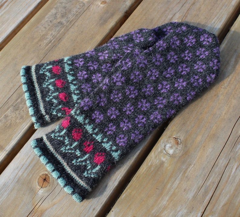 mitaines tricotées en laine chaude, mitaines lettones tricotées, mitaines tricotées sans doublure, chauffe-mains nordiques, gants d'hiver jacquard, mitaines taille M dark gray -purple