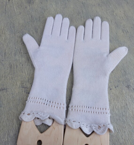 knitted gloves with fingers