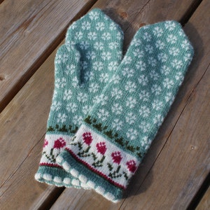 mitaines tricotées en laine chaude, mitaines lettones tricotées, mitaines tricotées sans doublure, chauffe-mains nordiques, gants d'hiver jacquard, mitaines taille M green white