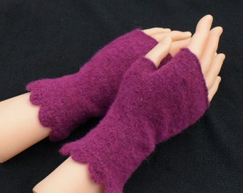 Stickade mohair mörkröda fingerlösa vantar