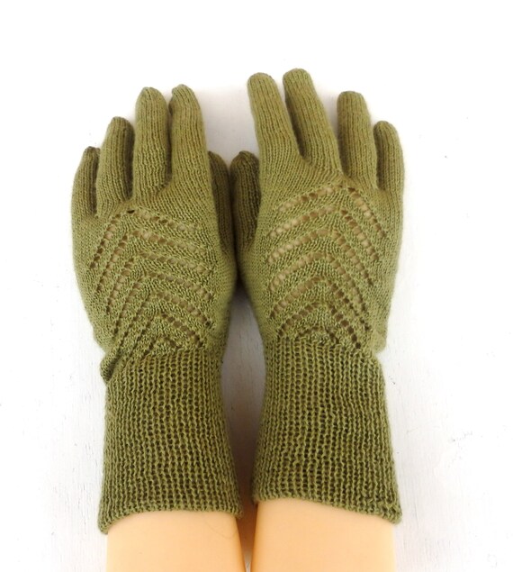 knitted gloves with fingers