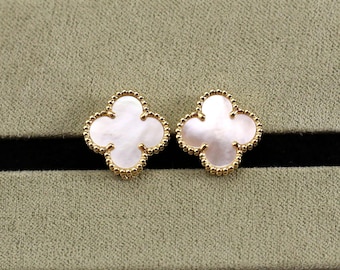 Orecchini a forma di quadrifoglio in argento 925 placcato oro 18 carati, con perno in madreperla bianca naturale da 15 mm.