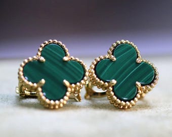 Brincos de trevo banhados a prata 925 com detalhes em ouro 18K, cravejados com trevo de malaquita verde natural de 15 mm.