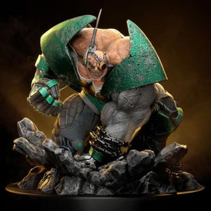 Puede incluir: Figura detallada de un personaje musculoso con una expresión amenazante. La figura presenta un casco y una armadura verdes, piel gris y una cadena alrededor de la pierna. La figura está posada sobre una base rocosa.